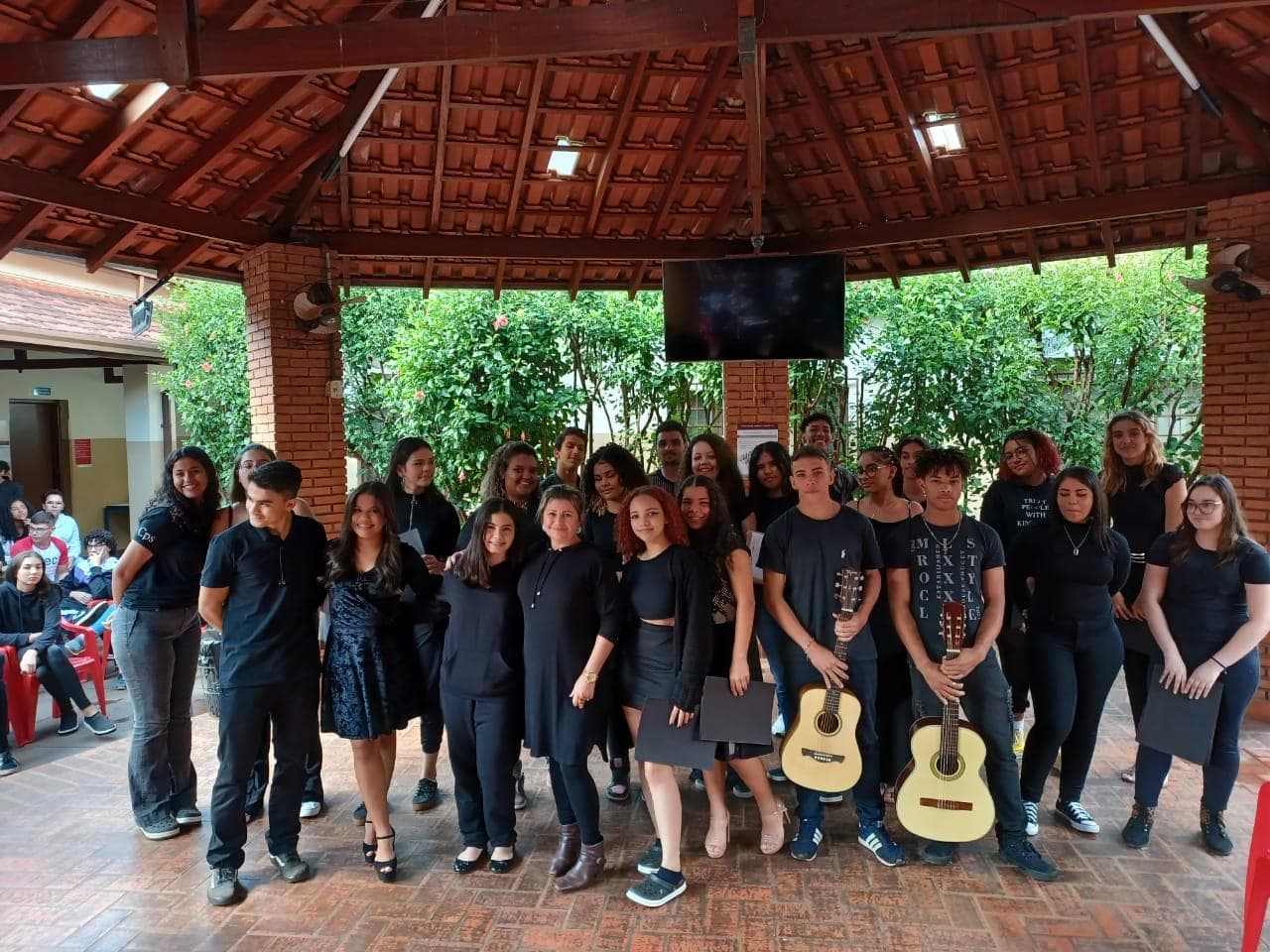A record of the day of my first performance playing guitar, in the choir I participated in at Etec.